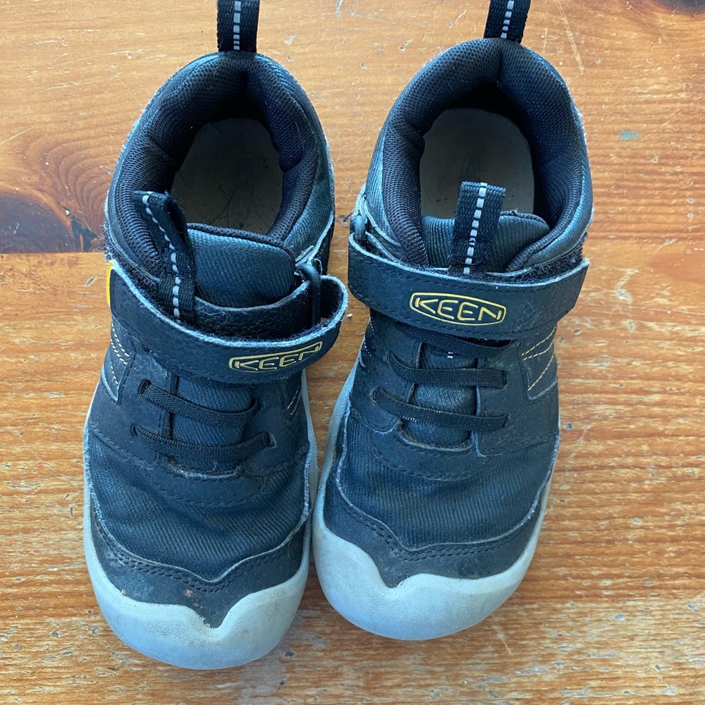 Kids keen shoes size 1 in good condition